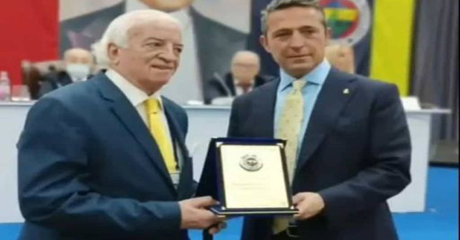 Ali Koç'tan plaketini aldı